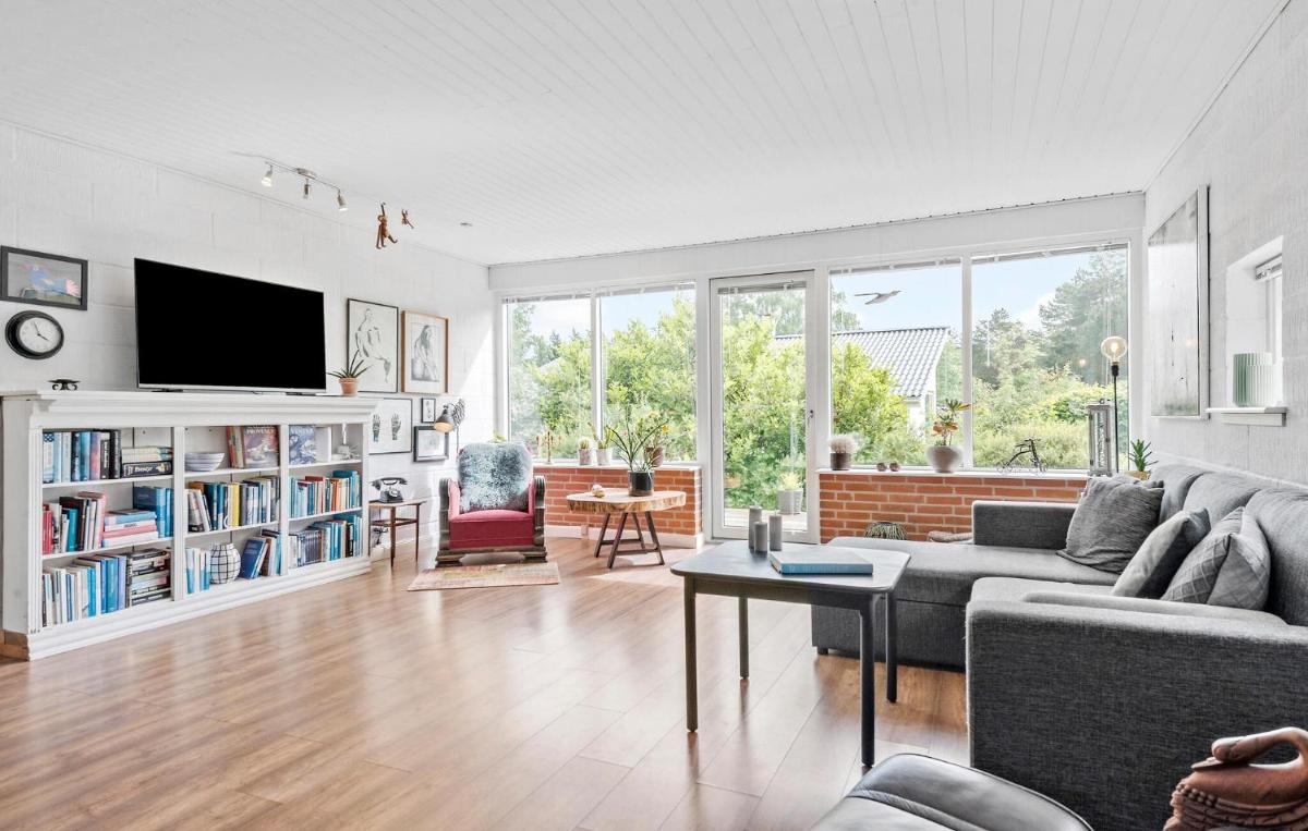 Amazing Home In Rønde With Wifi - Housity
