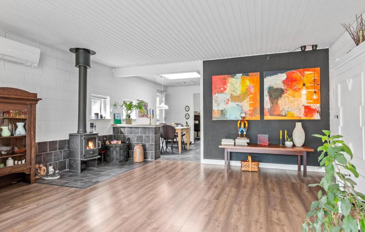 Amazing Home In Rønde With Wifi - Housity