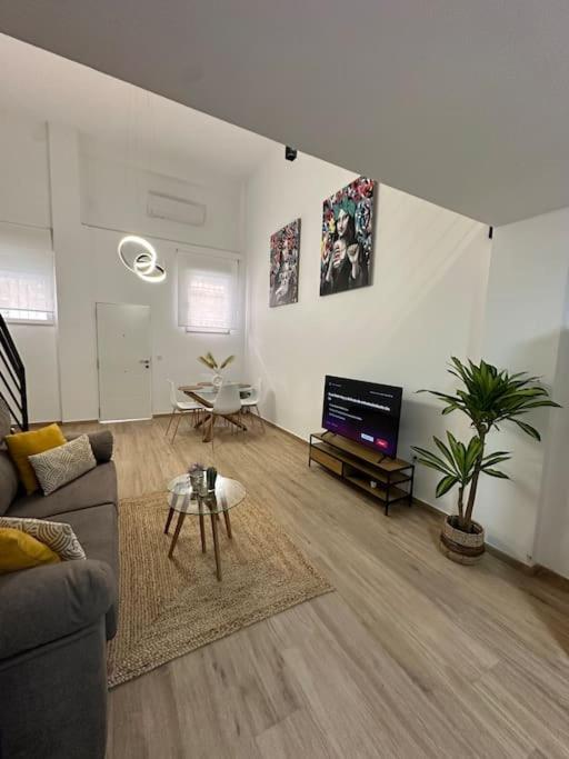 Modern Duplex with AC, 4 pax - Housity