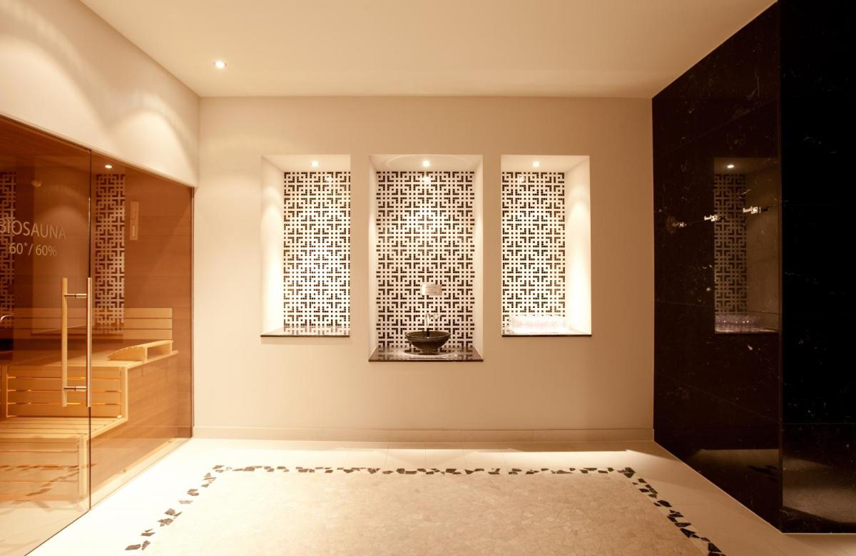 Ein Badezimmer in der Unterkunft Hotel Maximilian’s