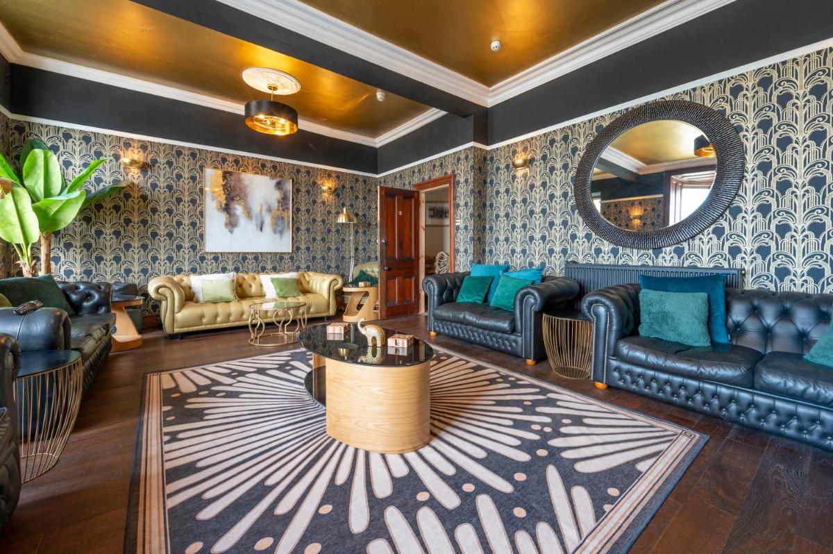 The Belmont Barmouth - Housity
