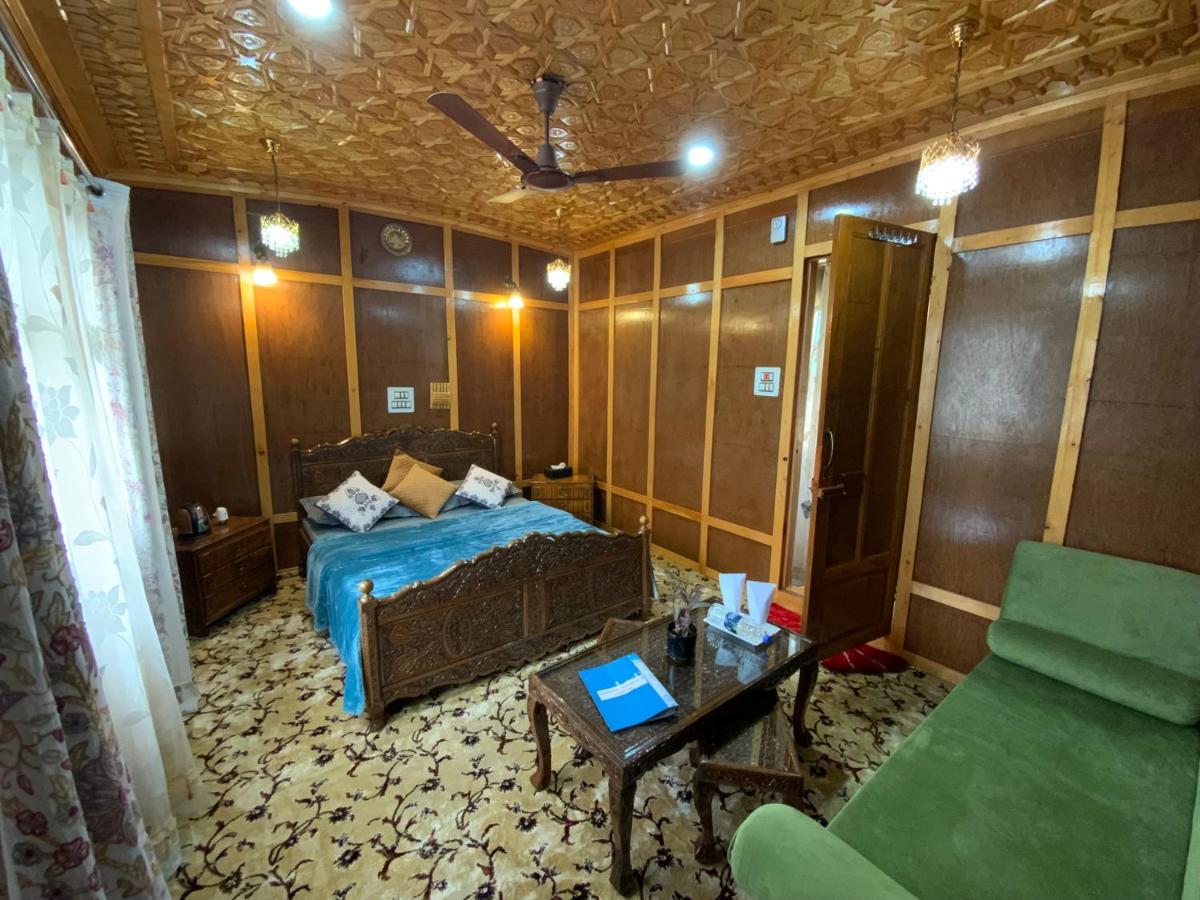 Movie land group of house boats - Housity