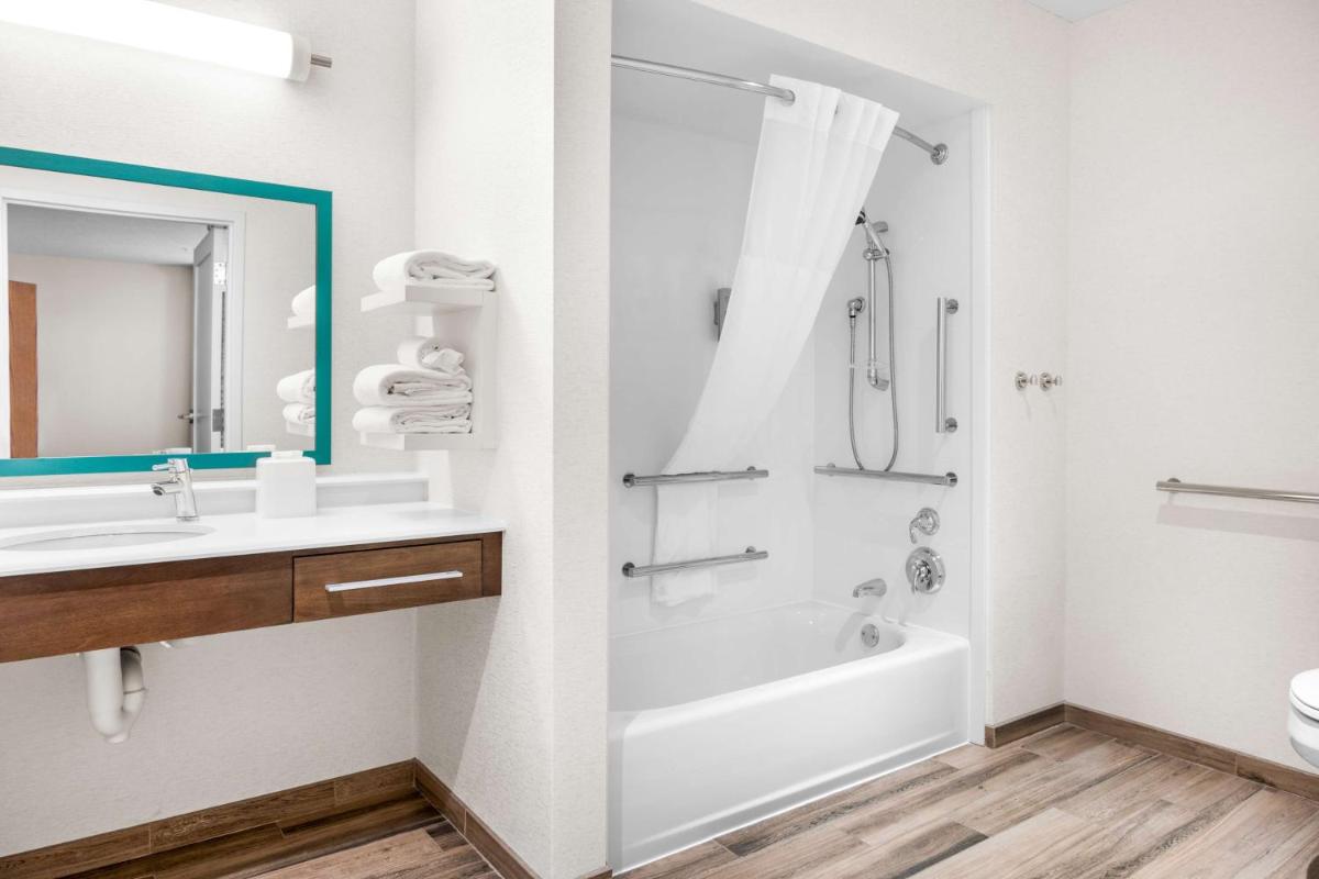Hampton Inn Grand Rapids/North - Housity