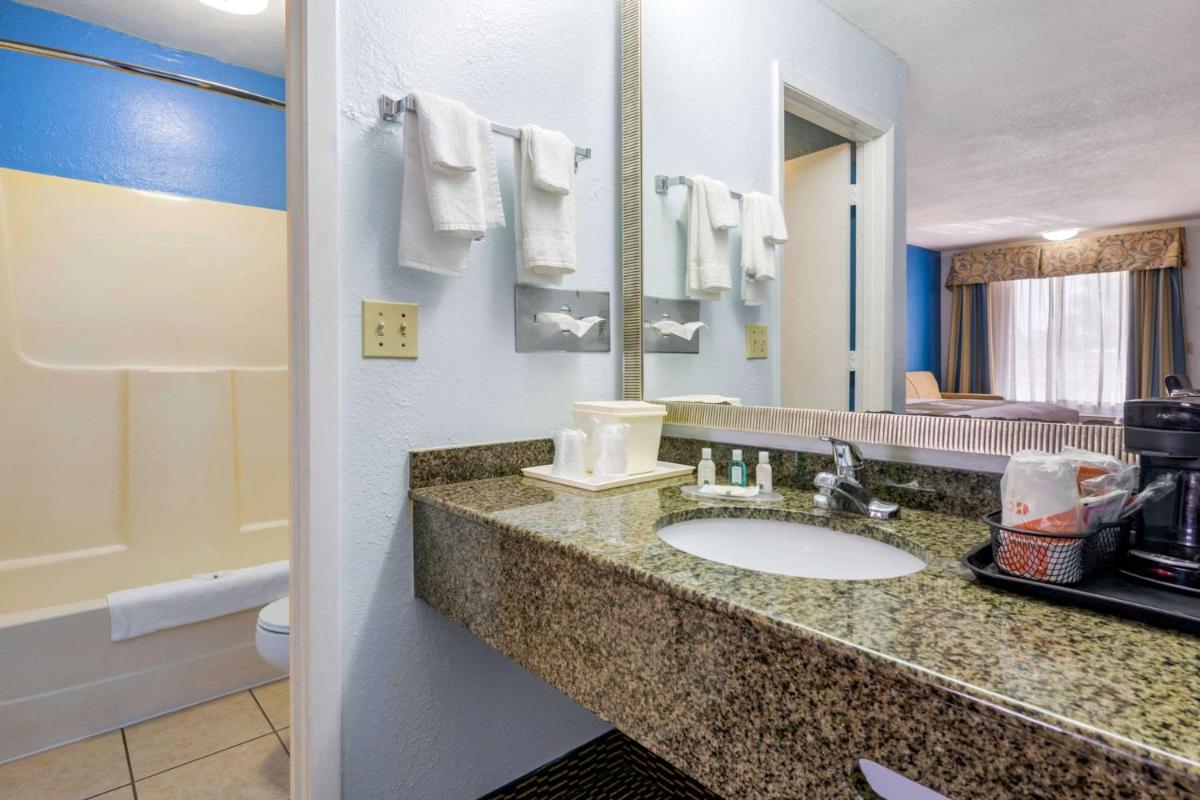 Quality Inn Sarasota North Near Lido Key Beach - Housity