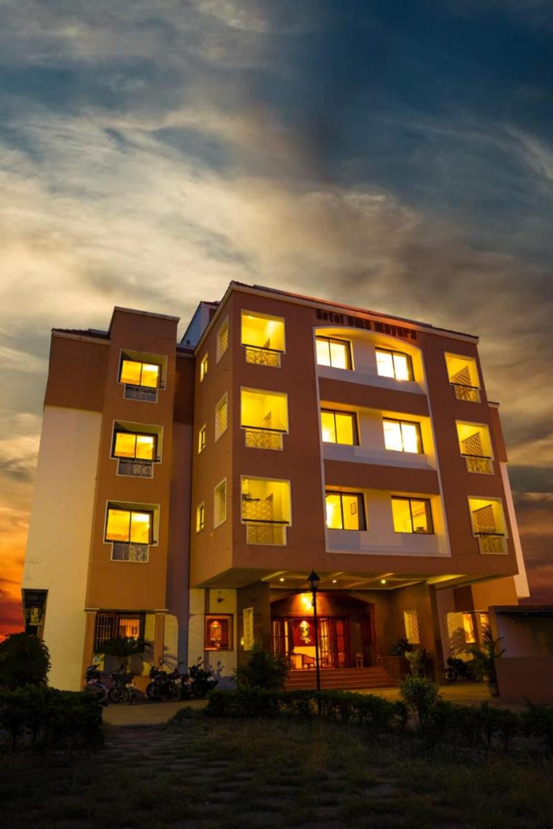 Hotel Ems Mayura - Housity