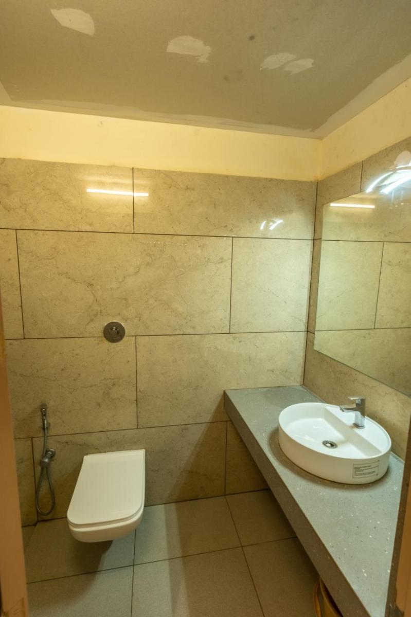 Hotel Ems Mayura - Housity