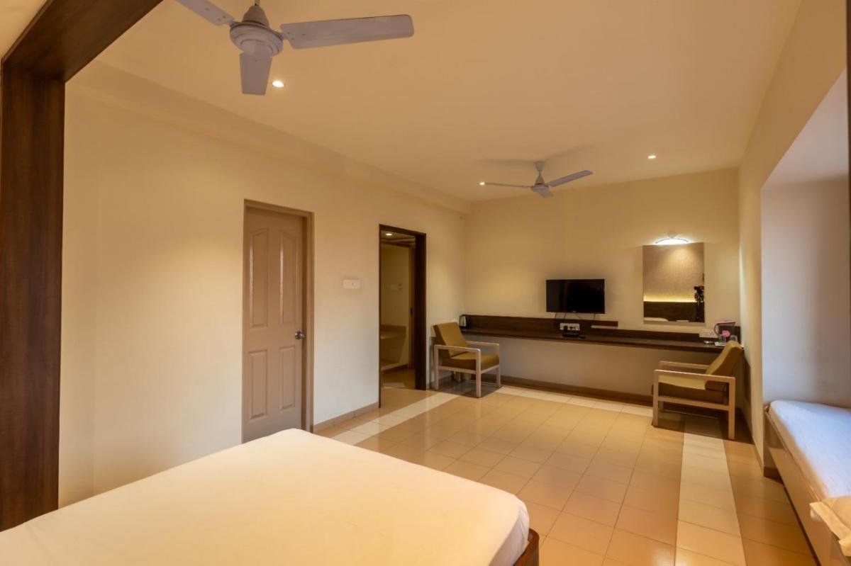 Hotel Ems Mayura - Housity