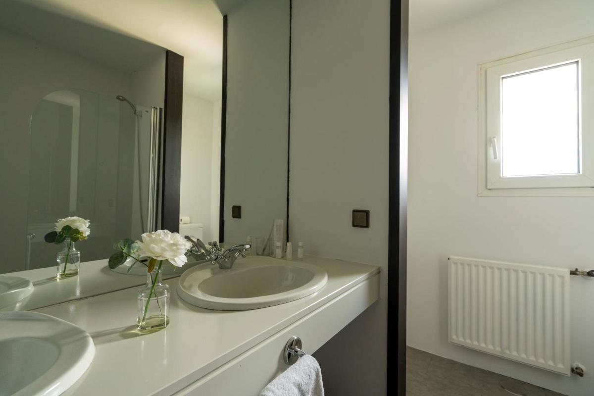Un baño de Hotel Hita "Nature Experience" for all