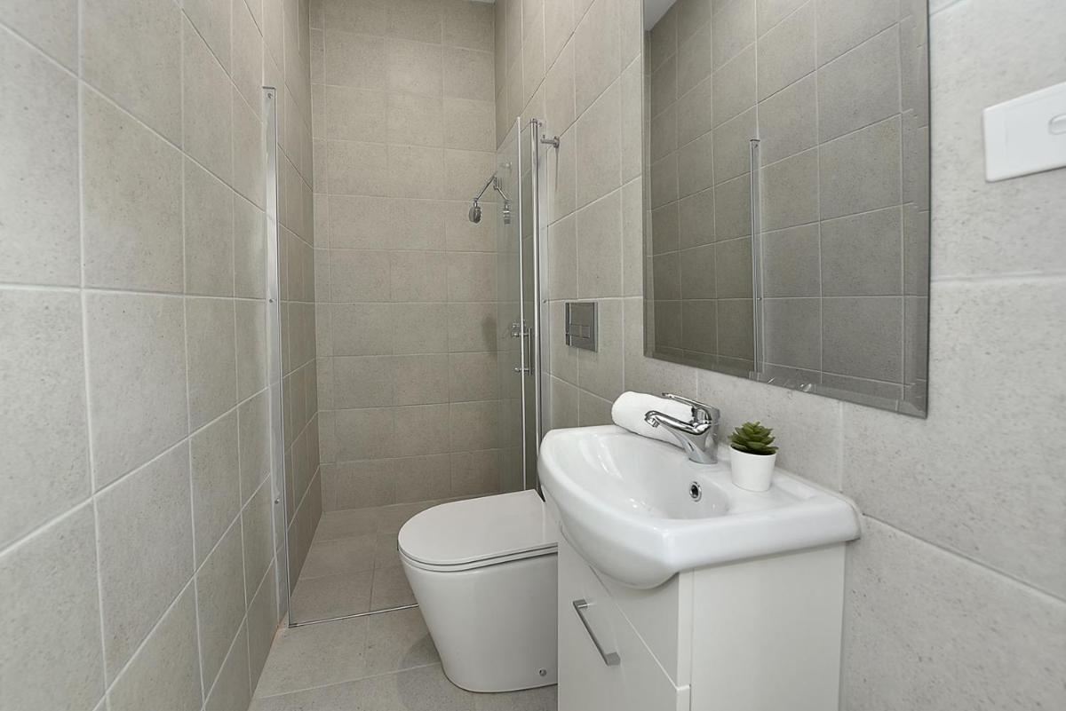 53CR8 - Brand New Apt Nxt 2 RMIT! AC, Smart TV - Housity