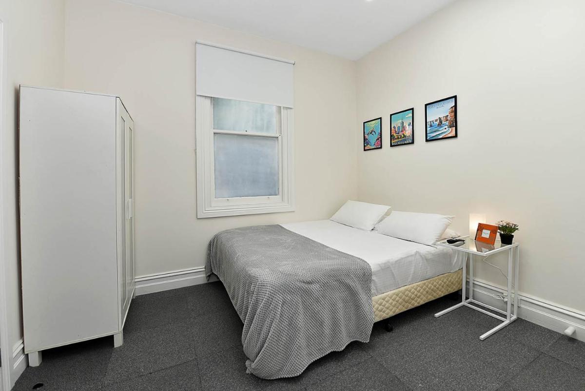 53CR8 - Brand New Apt Nxt 2 RMIT! AC, Smart TV - Housity