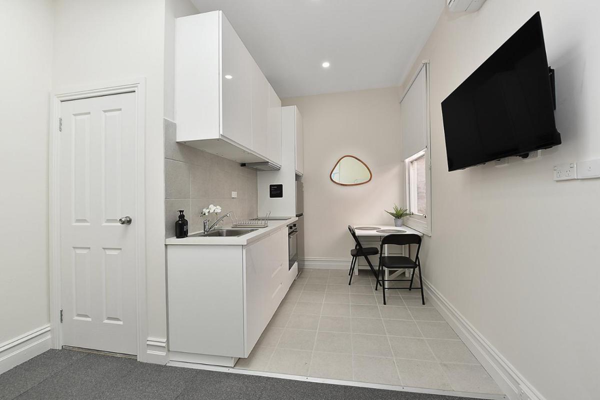 53CR8 - Brand New Apt Nxt 2 RMIT! AC, Smart TV - Housity