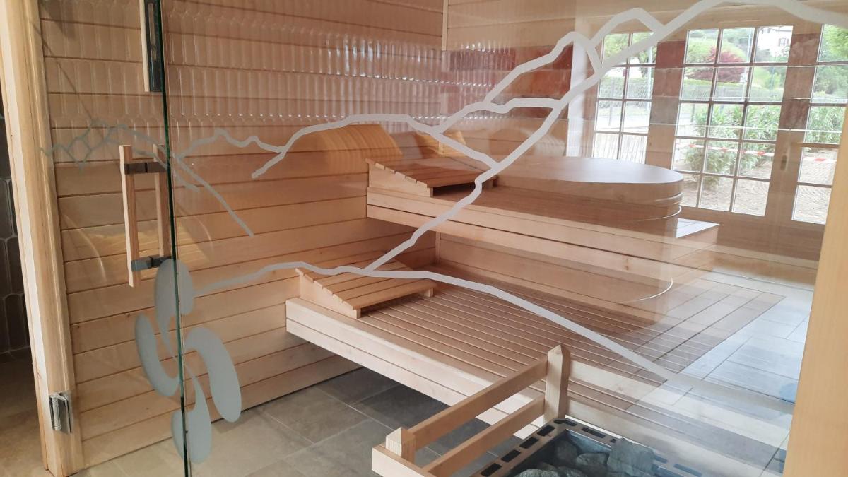 un sauna avec des murs et des escaliers en bois dans une pièce dans l'établissement Hotel Mendionde, à Saint-Pée-sur-Nivelle 44 autres photos