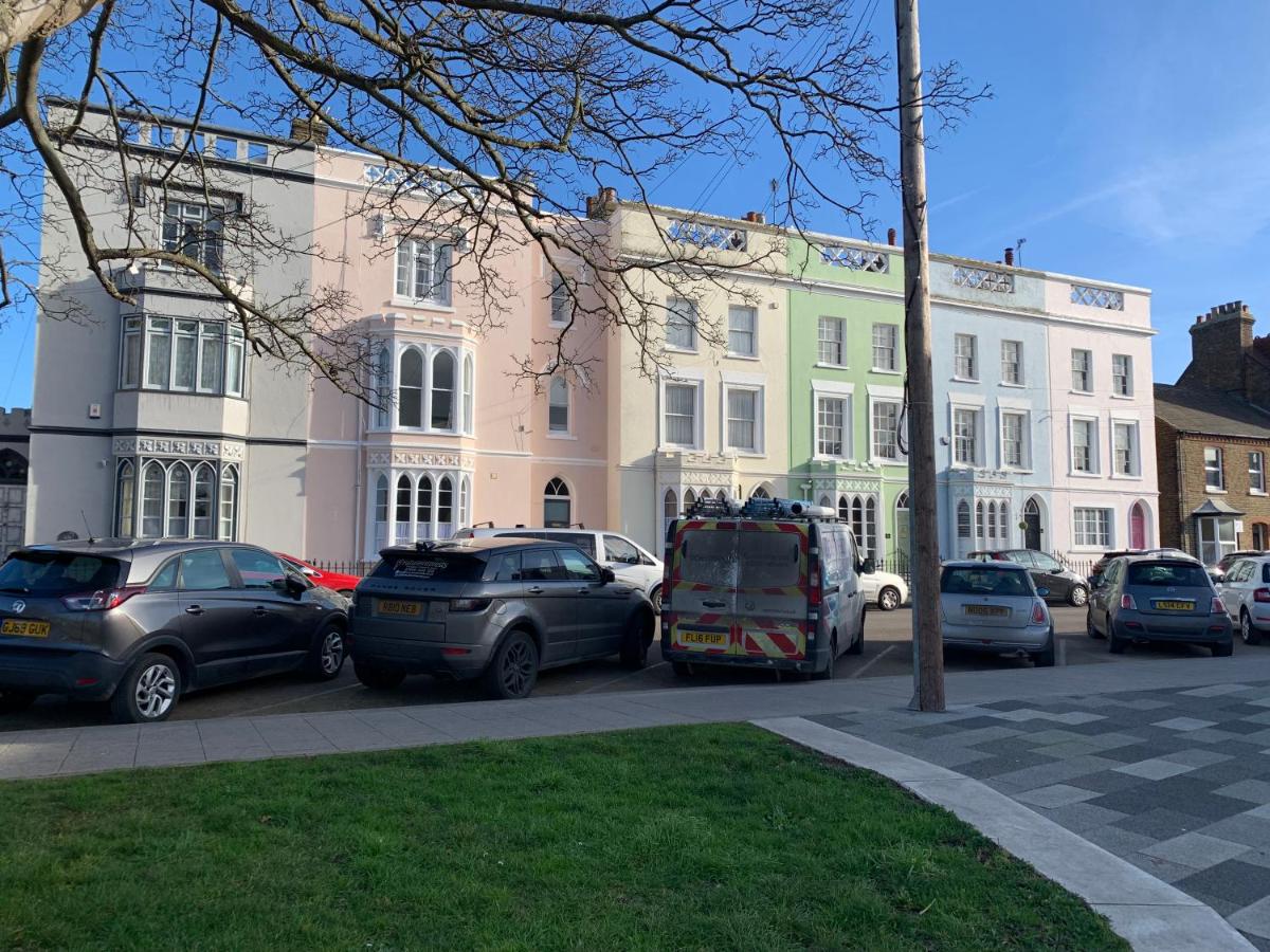 Grand 2 bed Georgian apartment at Florence House with king bed, in the heart of Herne Bay & 300m from beach - Housity