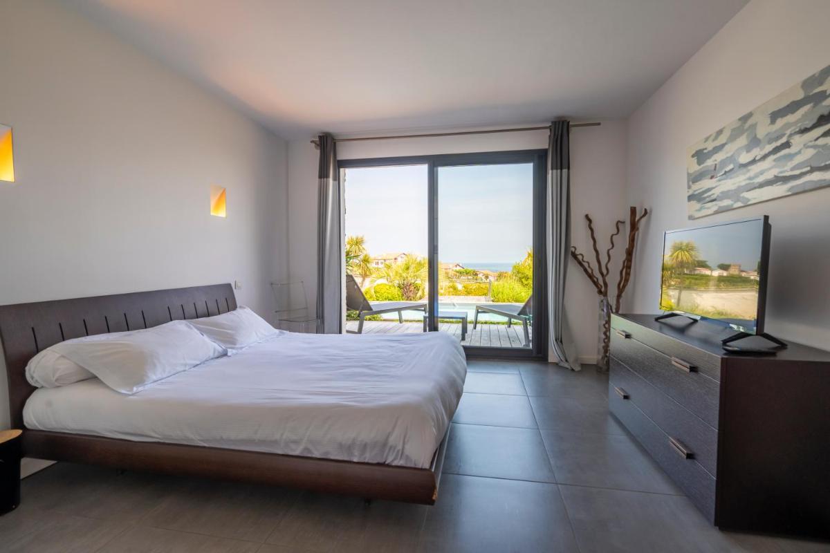 Télévision ou salle de divertissement dans l'établissement Lafitenia Resort
