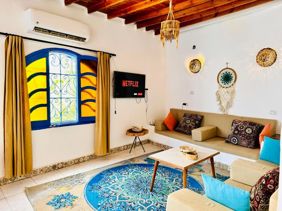 Blue Villa in Lighthouse - Housity