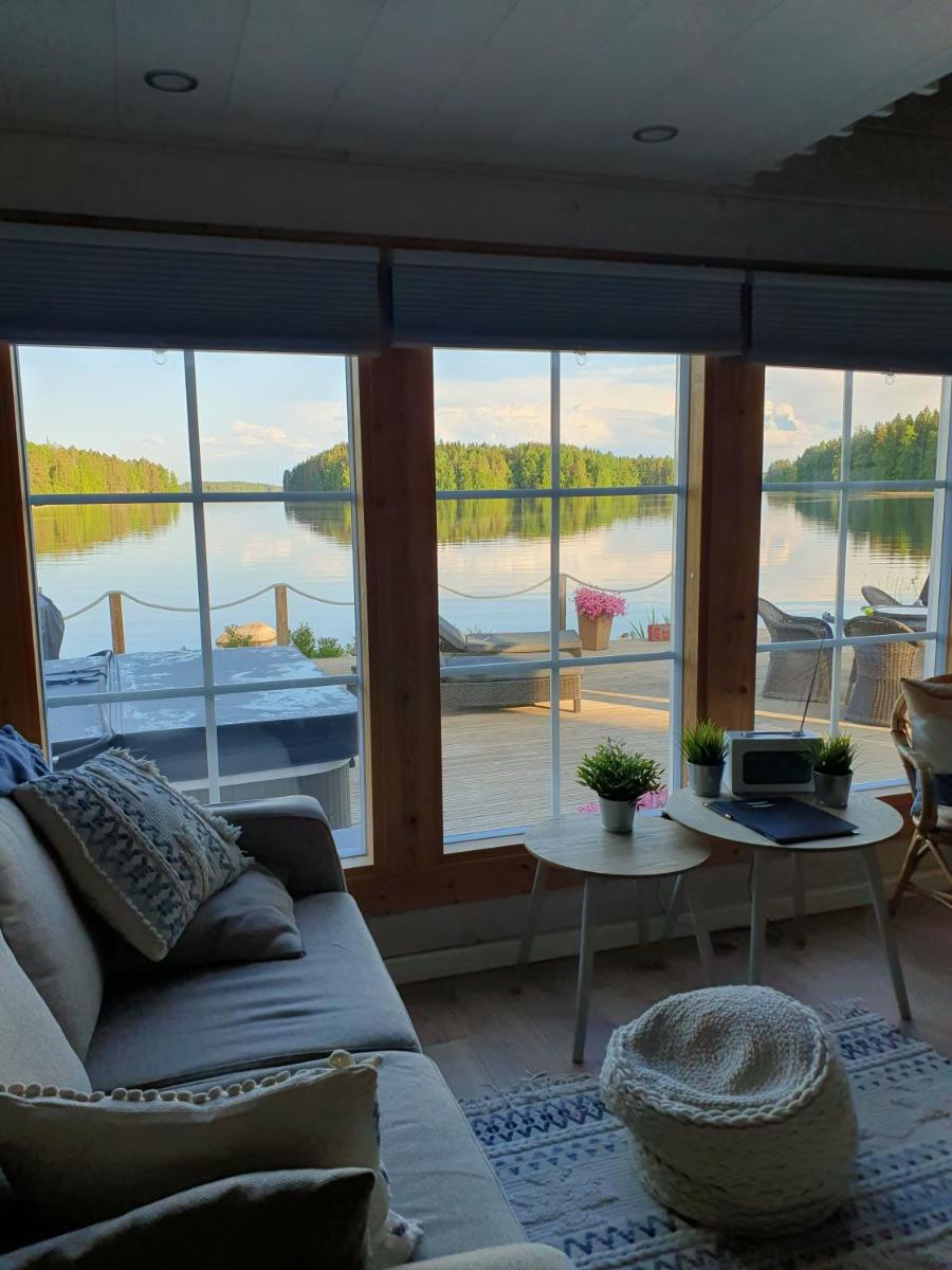 Stunning log cabin 45m2 on the shore of Kallavesi. - Housity