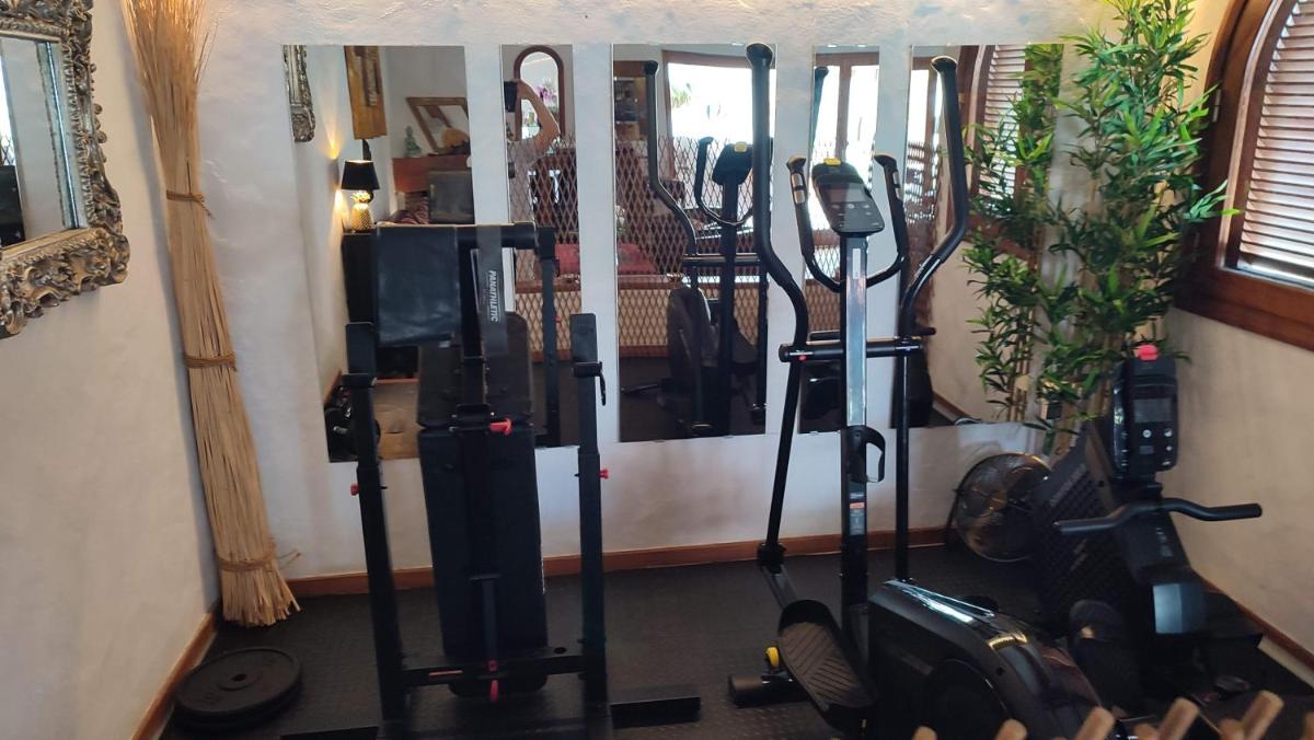 Gimnasio o instalaciones de fitness de Birdcage Gay Men Resort and Lifestyle Hotel