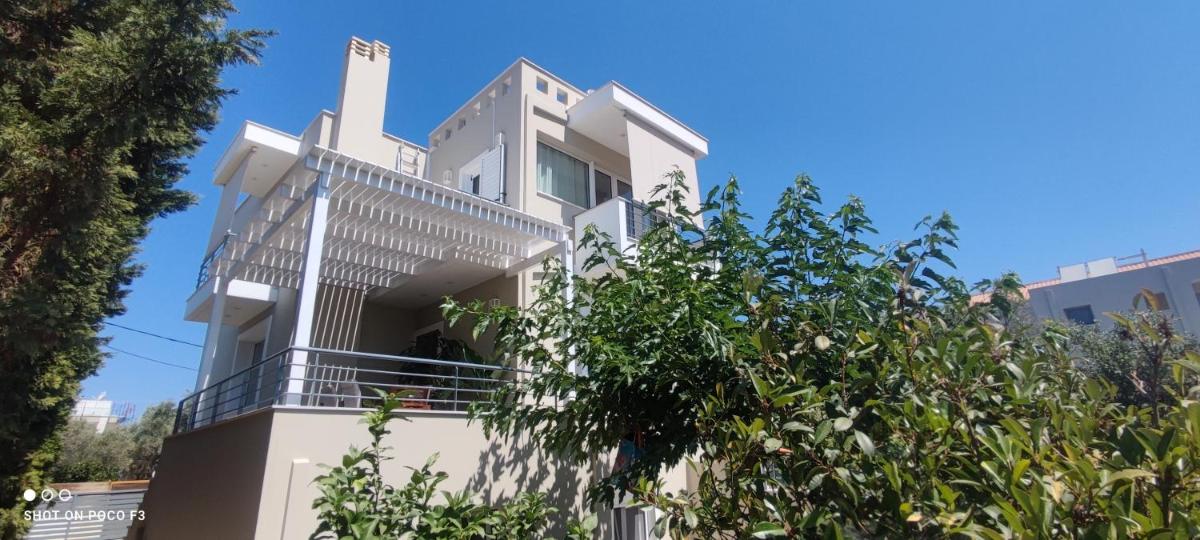 The Bright House a two-storey maisonette in Loutraki - Housity