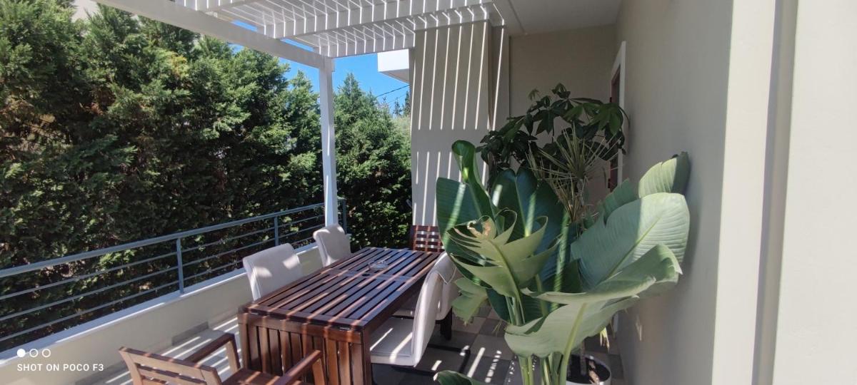 The Bright House a two-storey maisonette in Loutraki - Housity