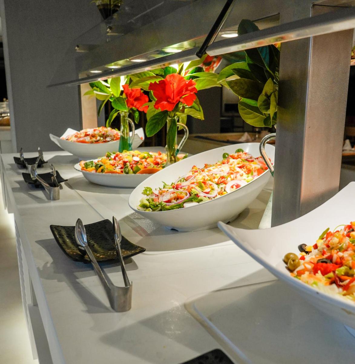 Comida en o cerca de este hotel
