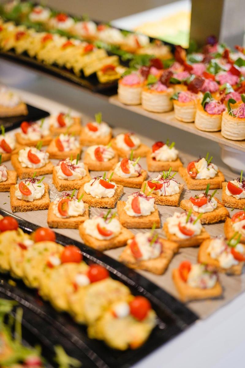 Comida en o cerca de este hotel