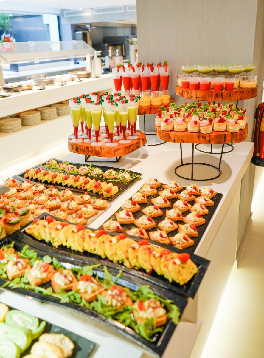 Comida en o cerca de este hotel