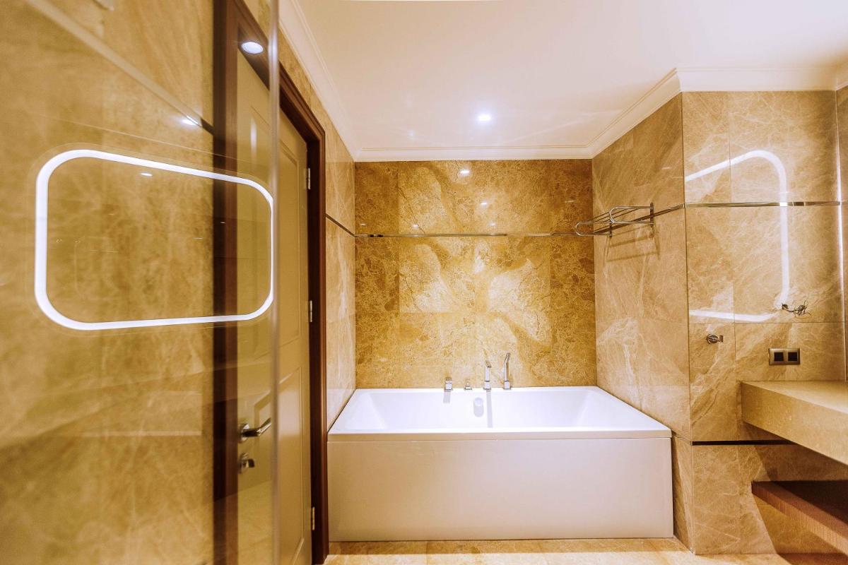 Suitetrails - J's Signature Hotel