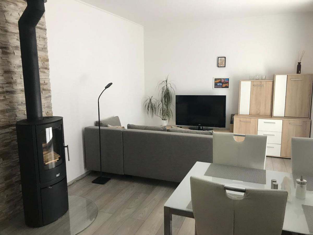 Příjemný apartmán Křoví v rodinném domku se sdíleným bazénem, terasou a zahradou - Housity