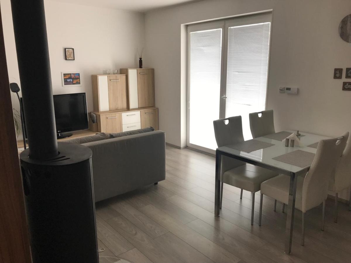 Příjemný apartmán Křoví v rodinném domku se sdíleným bazénem, terasou a zahradou - Housity