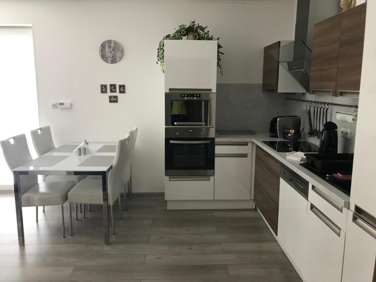 Příjemný apartmán Křoví v rodinném domku se sdíleným bazénem, terasou a zahradou - Housity
