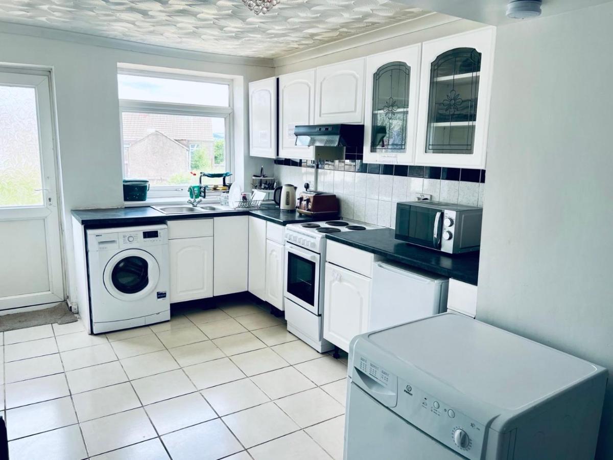 Single bed in a peaceful house in Morriston - Housity