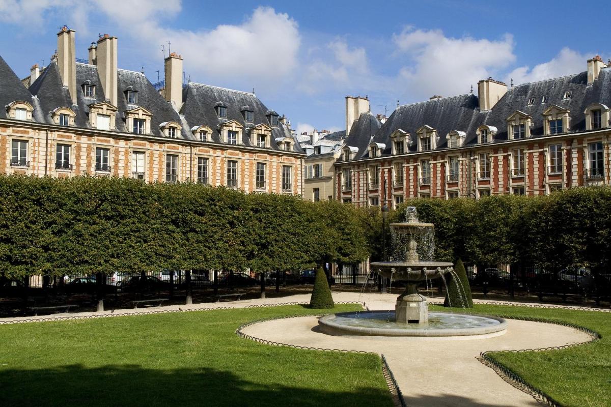 Jardin de l'établissement Le Pavillon de la Reine & Spa, Place des Vosges