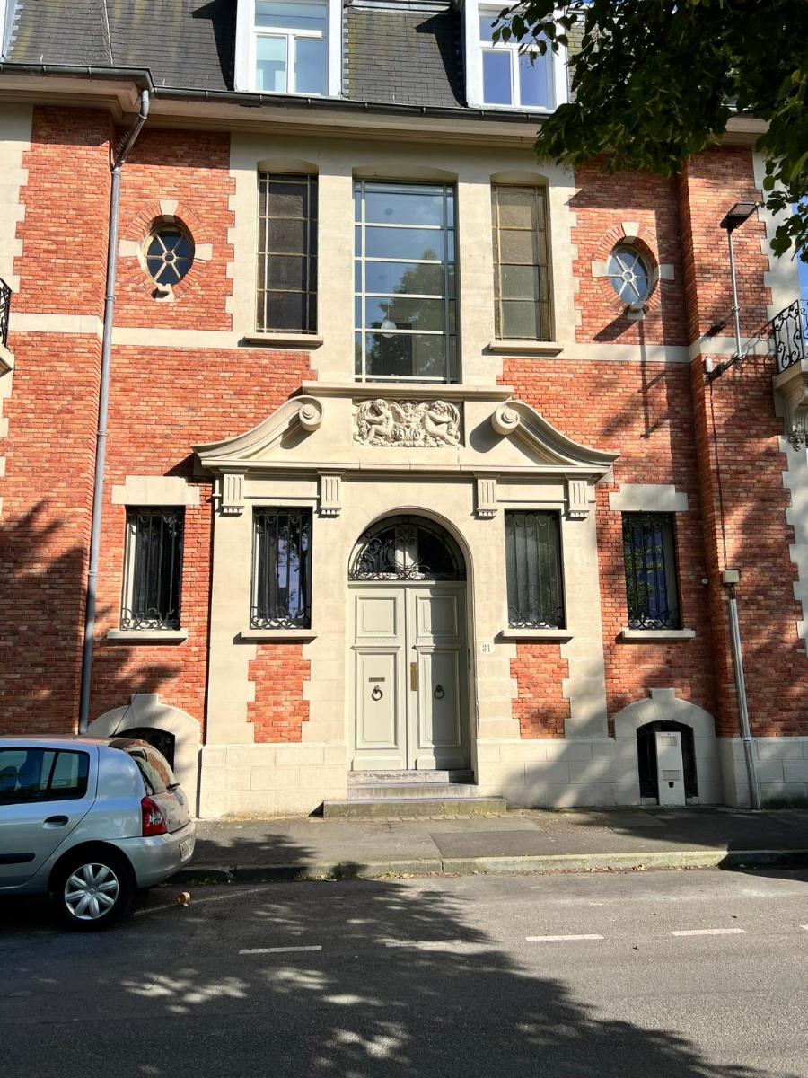 Loft avec balcon dans maison Bourgeoise - Parking inclus - Emplacement Parfait - Calme - Elegant - Housity