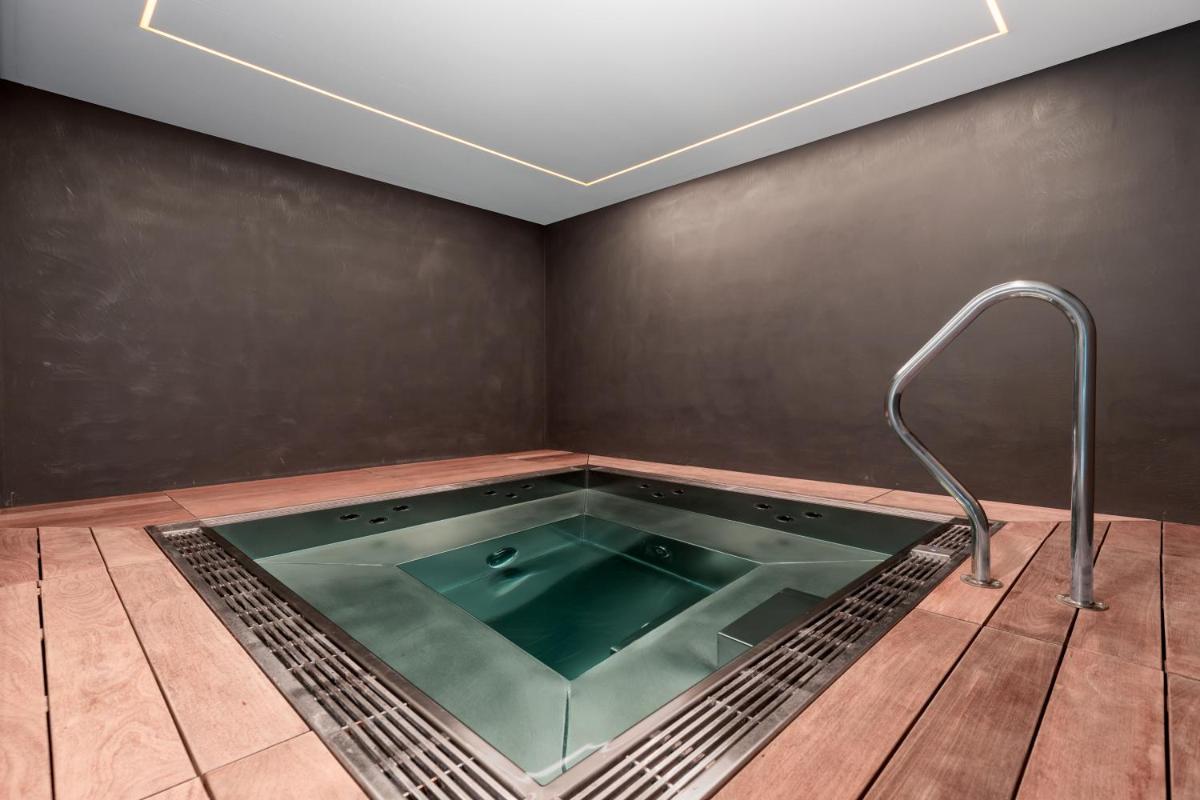 Piscine de l'établissement Aloft Dijon ou située à proximité