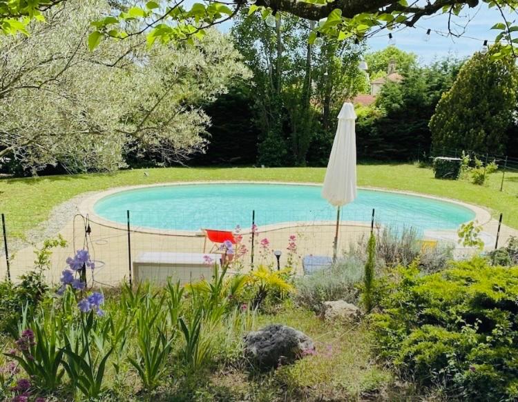 Maison de charme indépendante - Terrasse et parking privé - Village médiéval - 8 min A7 - Montélimar Nord - Housity