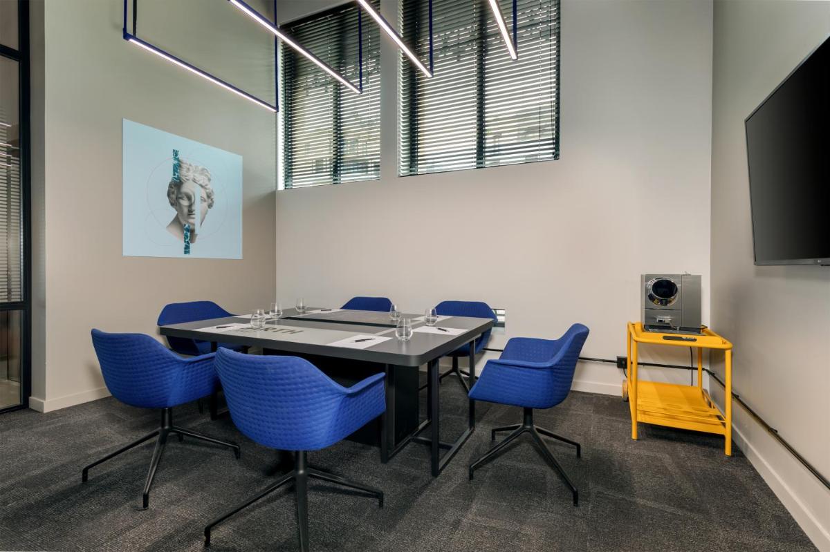 Télévision ou salle de divertissement dans l'établissement Aloft Dijon