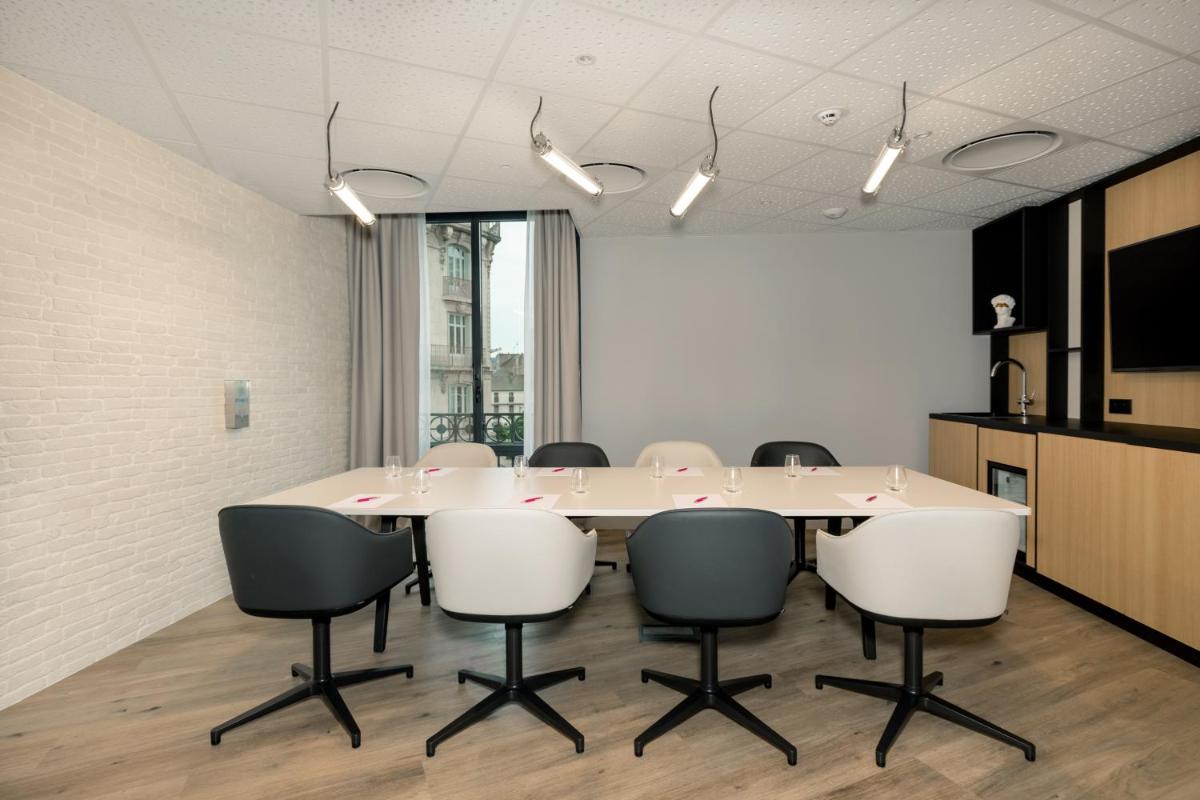 Espace de conférence ou salle de réunion dans l'établissement Aloft Dijon