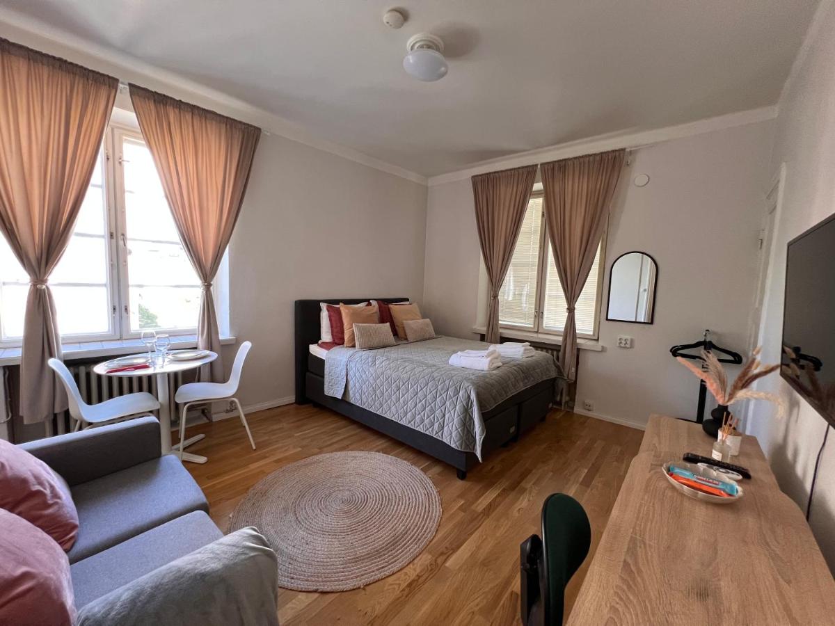Your Chic Vibrant Airbnb - Housity