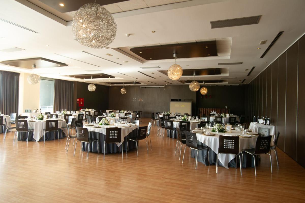 Un restaurante o sitio para comer en AZZ Valencia Congress Hotel & Spa