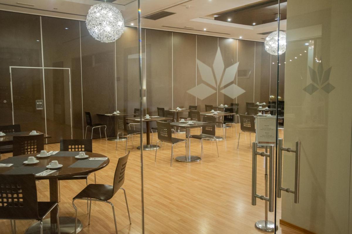 Un restaurante o sitio para comer en AZZ Valencia Congress Hotel & Spa
