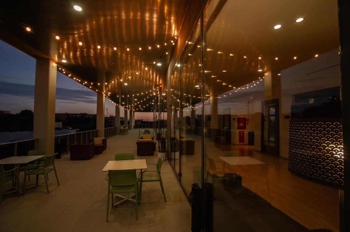 Un restaurante o sitio para comer en AZZ Valencia Congress Hotel & Spa