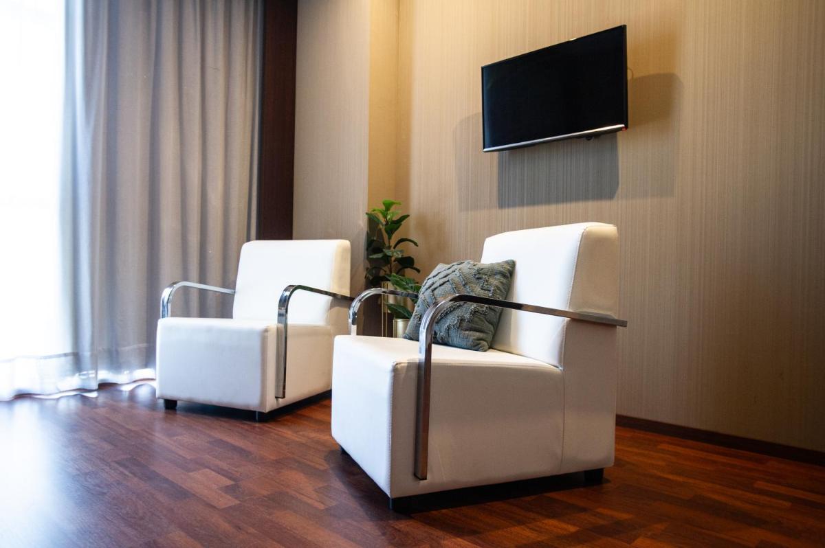 Una televisión o centro de entretenimiento en AZZ Valencia Congress Hotel & Spa