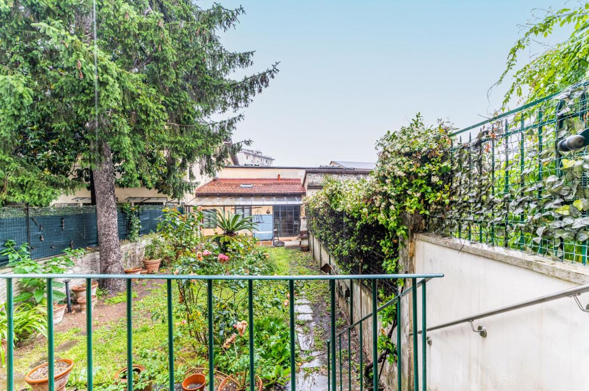 Bright Apartment with Private Garden and Balcony - Housity