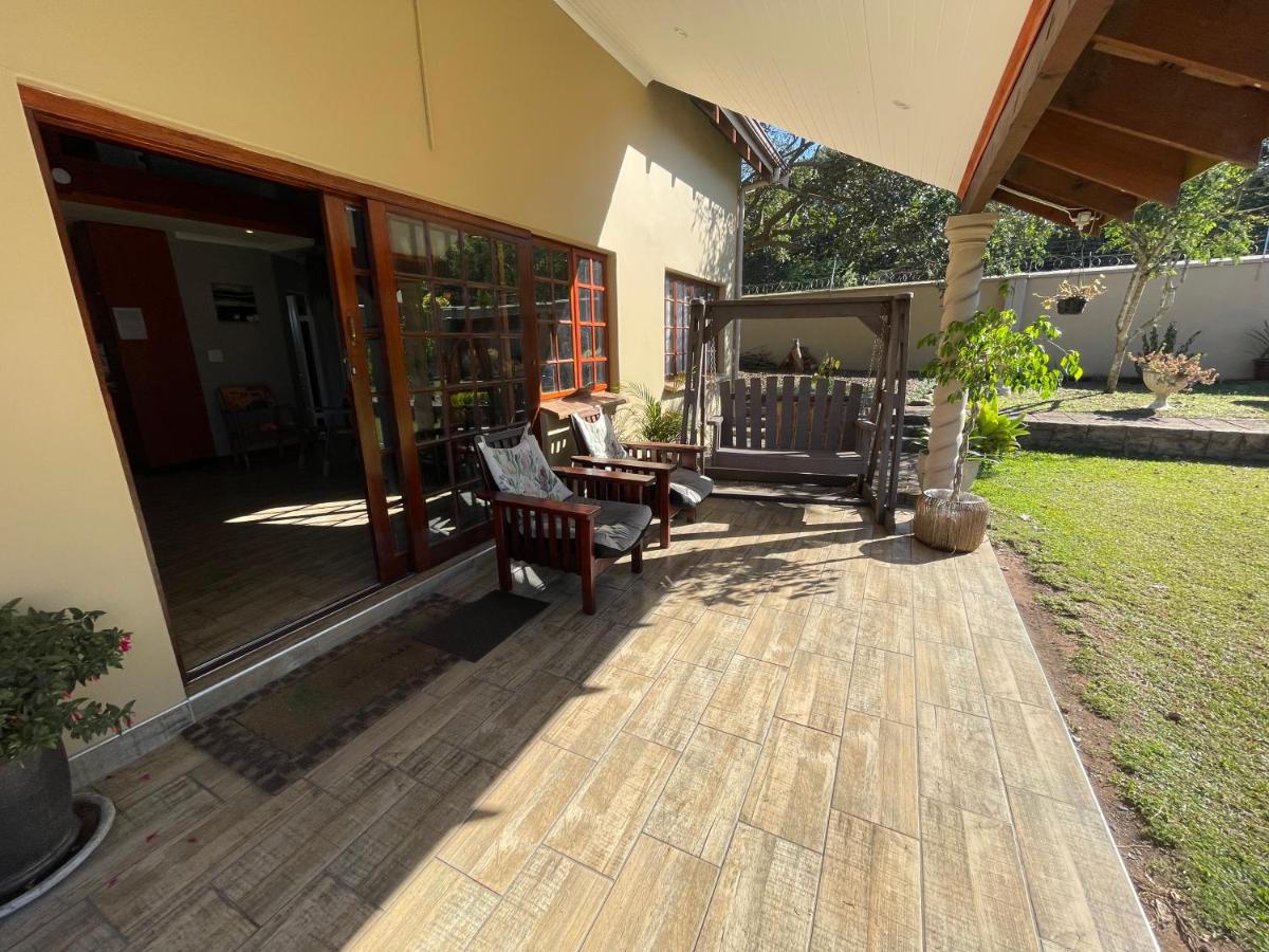 OAK HOUSE, Entire holiday home, Self catering, fully equipped, double storey, 3 bedroom, 2 bathroom, outside entertainment, Braai area, 300sqm home - Hizvo