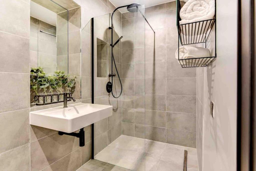 Host & Stay - Rox Studio - Hizvo