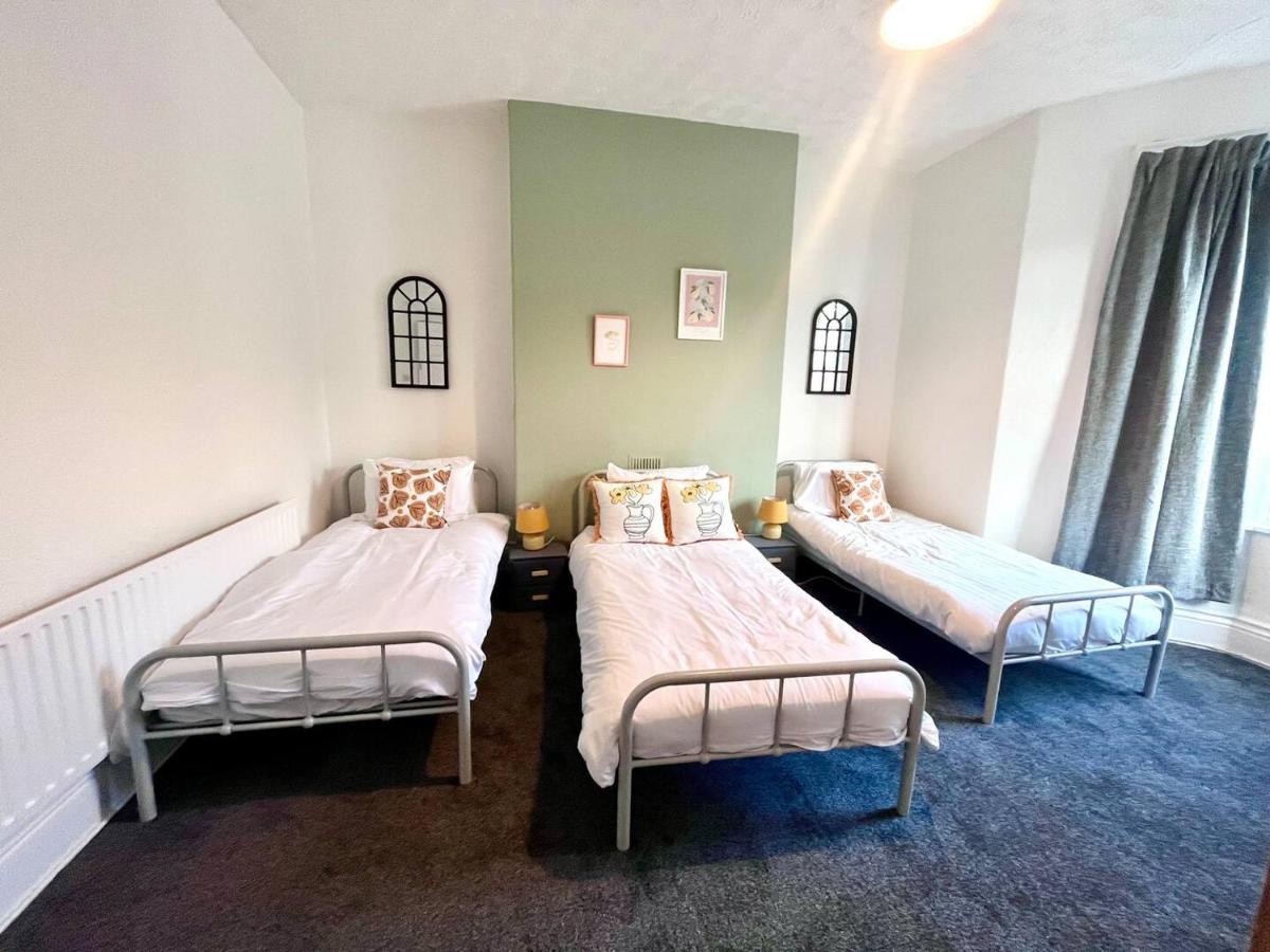 Three Bedroom Apartment 10 Mins To Newcastle - Housity