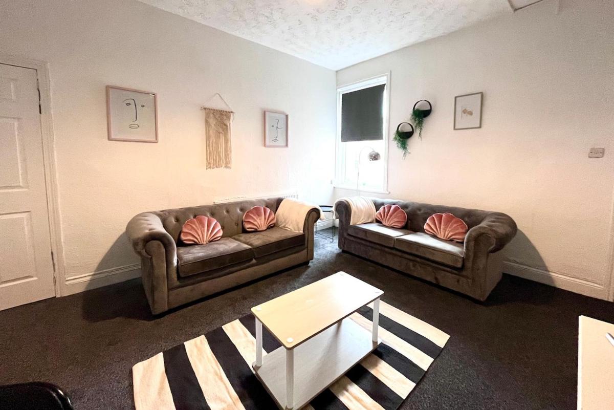 Three Bedroom Apartment 10 Mins To Newcastle - Housity