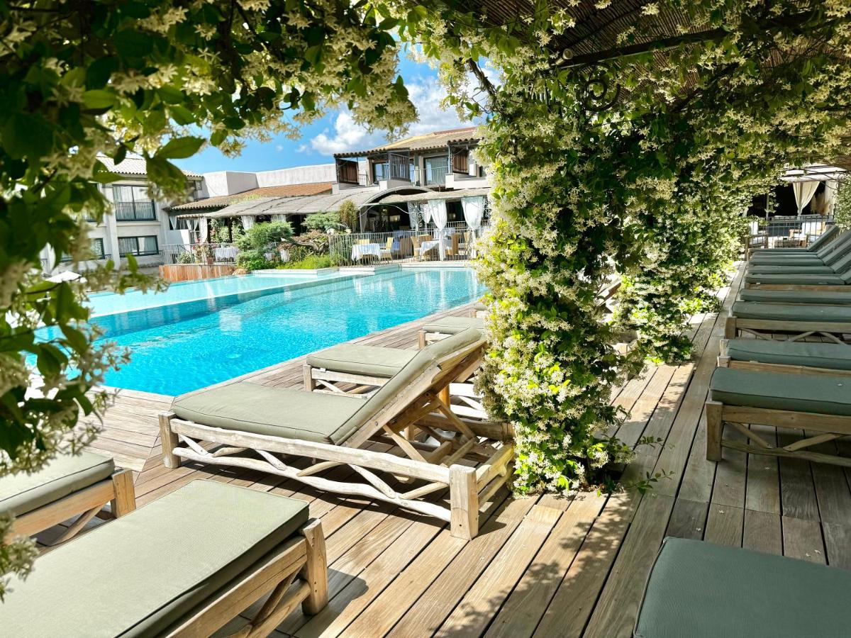 Piscine de l'établissement Hôtel Le Roi Théodore & Spa ou située à proximité
