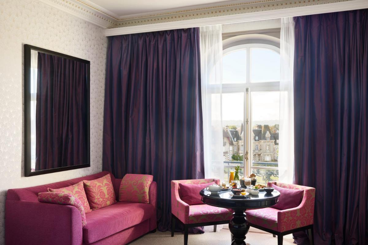 Coin salon dans l'établissement Le Grand Hotel de Cabourg - MGallery Collection