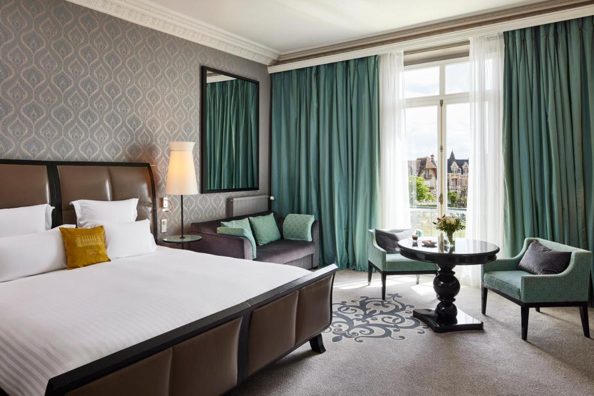 Un ou plusieurs lits dans un hébergement de l'établissement Le Grand Hotel de Cabourg - MGallery Collection